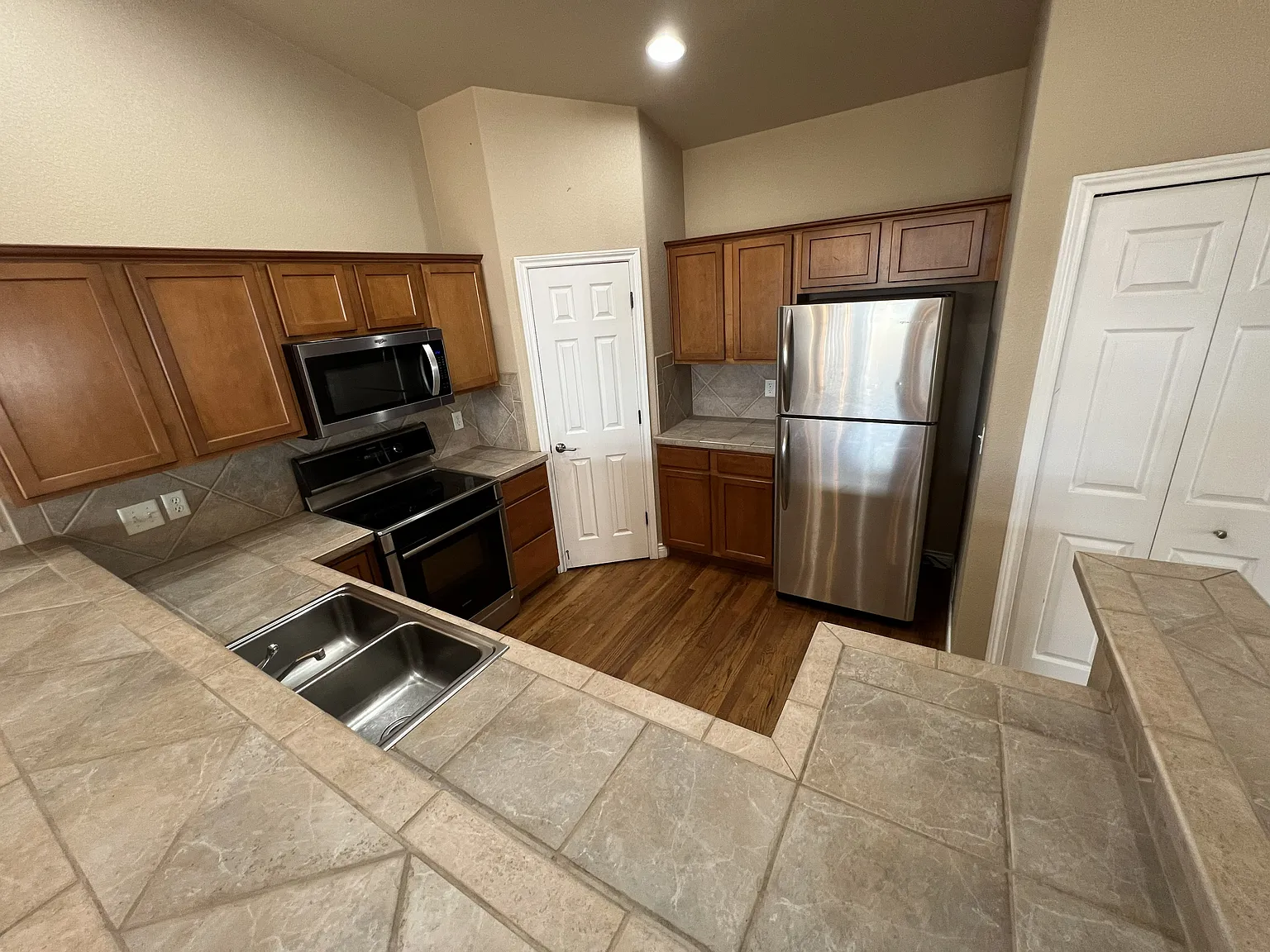 3 bed, 2660 sqft, $2,400 — Photo 4