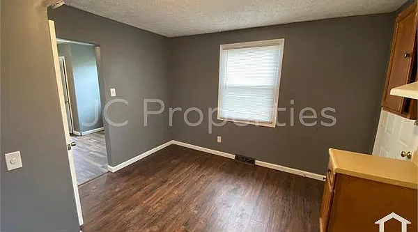 3 bed, 870 sqft, $1,100 — Photo 4