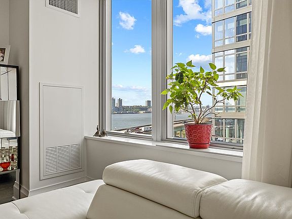 4th image of 50 Riverside Blvd APT 6D