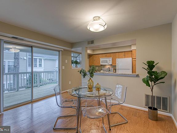 3rd image of 2821 S Wakefield St #7-9