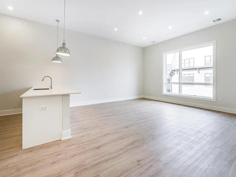 667-665 Grand St #403 — Photo 7