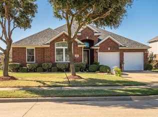 323 E Sandra Ln, Grand Prairie, TX 75052