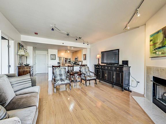 5th image of 1515 S Prairie Ave Unit 818