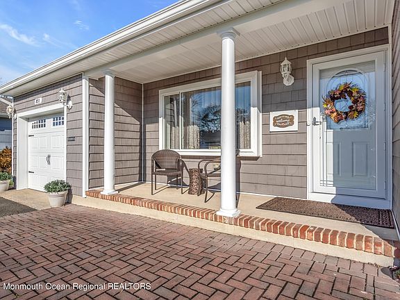 3rd image of 851 Edgebrook Drive N