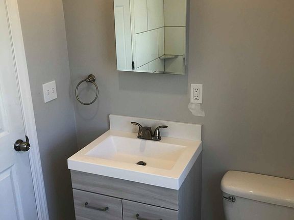 5th image of 131 Elwood Ave APT 1