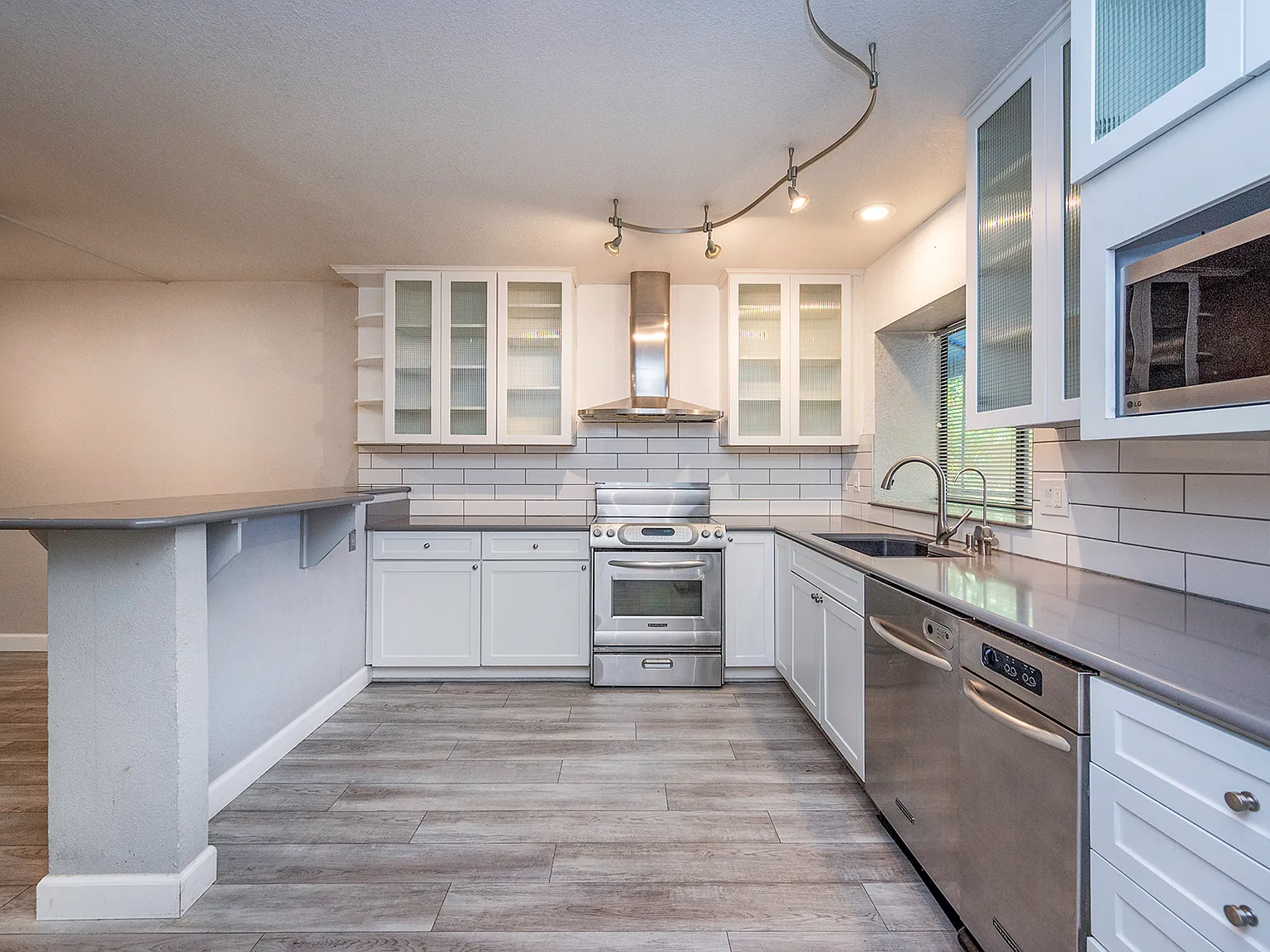 3 bed, 1948 sqft, $3,495 — Photo 4