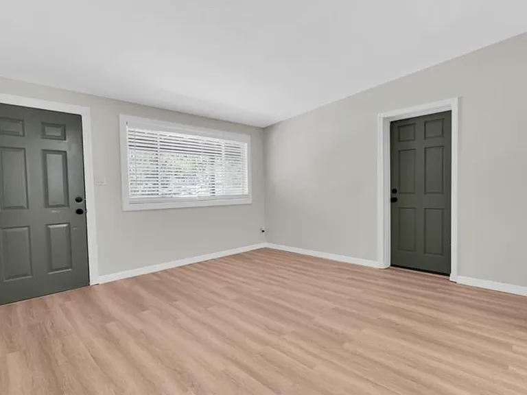 450 Davison Ave NE — Photo 2