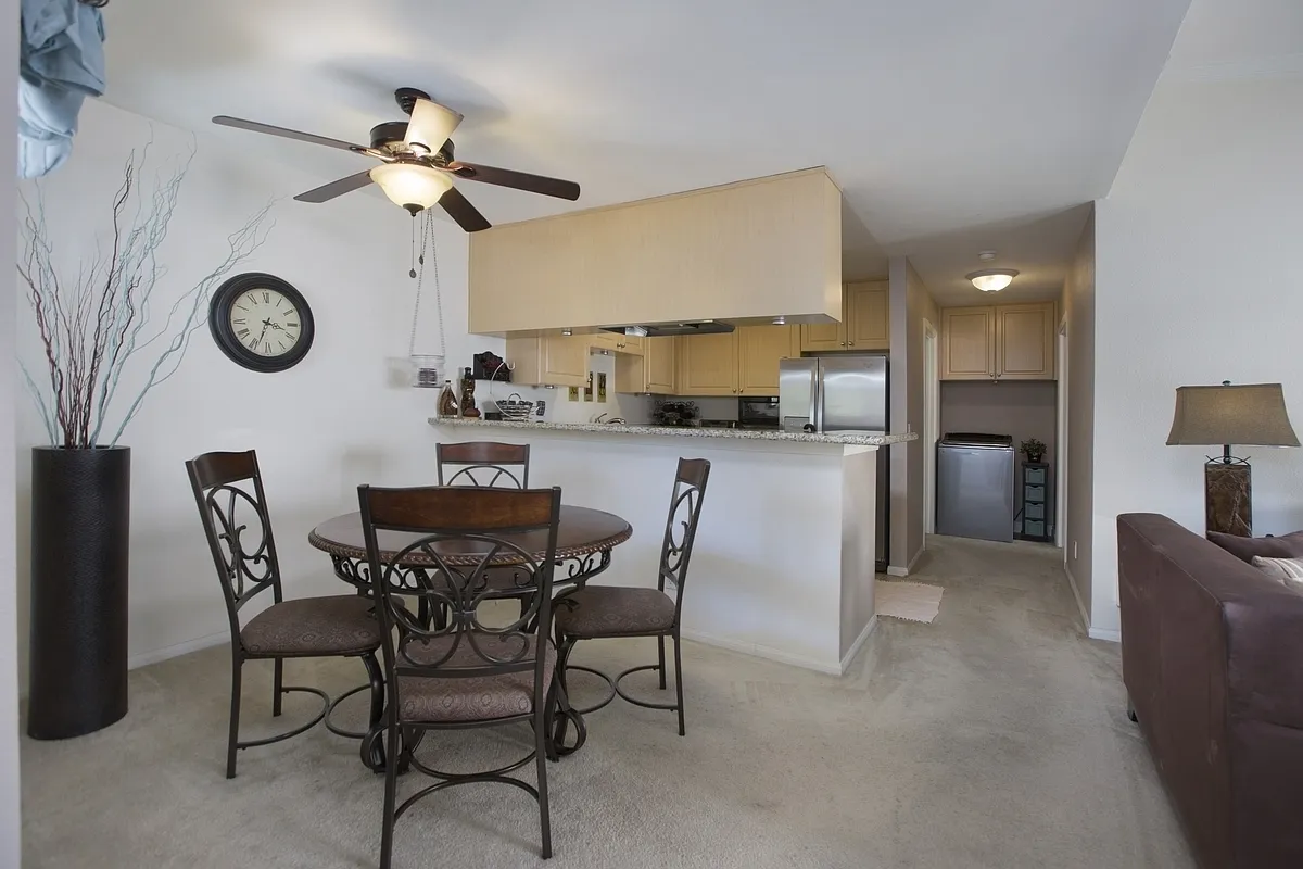 2 bed, 956 sqft, $2,739 — Photo 3