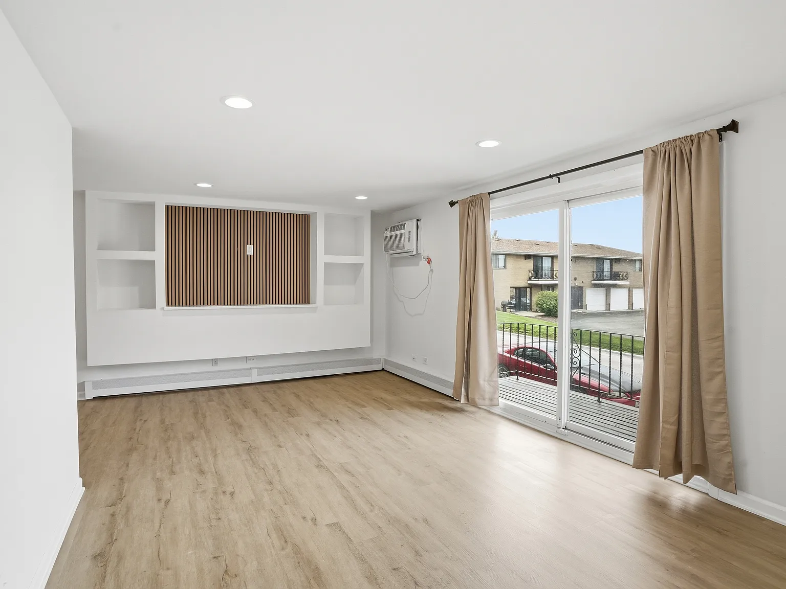 2 bed, 1000 sqft, $2,150 — Photo 3