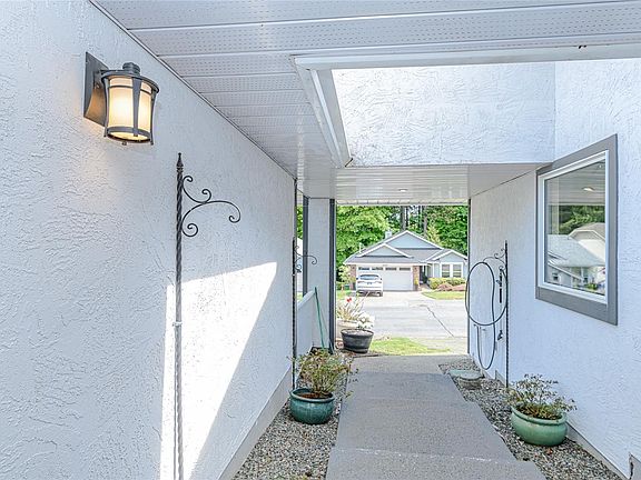 5th image of 3556 Arbutus Dr S