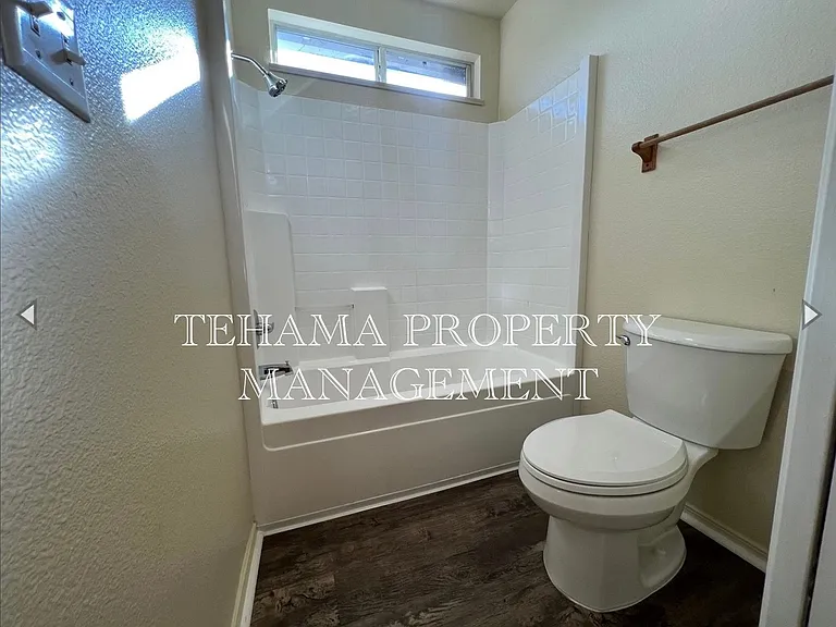 1070 Lakeside Dr — Photo 23