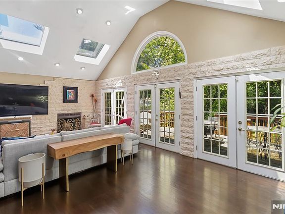 4th image of 76 Millbrook Cir