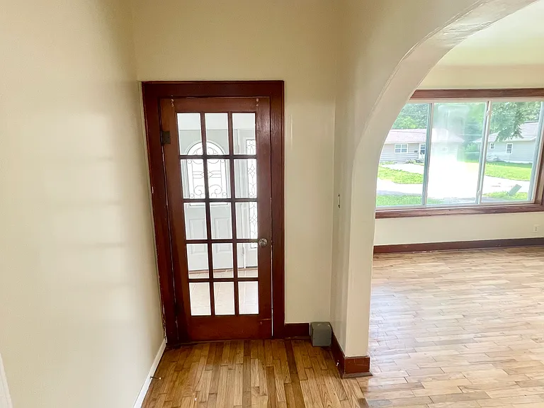 406 E Culton St — Photo 5