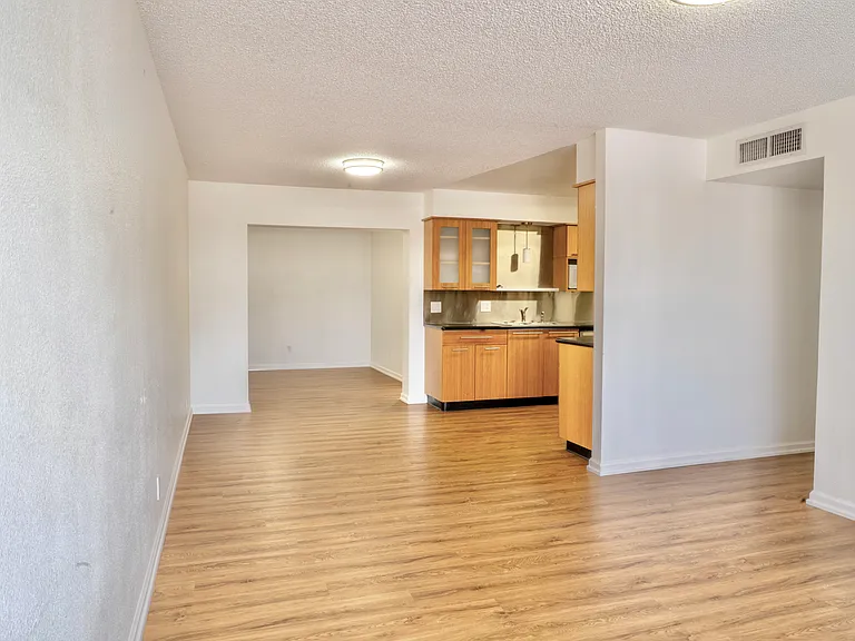 1136 W 9th St — Photo 3