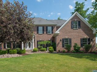 210 Via Foresta Ln, Williamsville, NY 14221