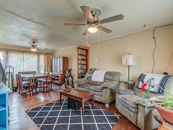 4th image of 1004 W Davis Dr