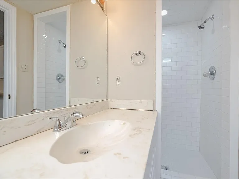 1108 Kathy Ln — Photo 4