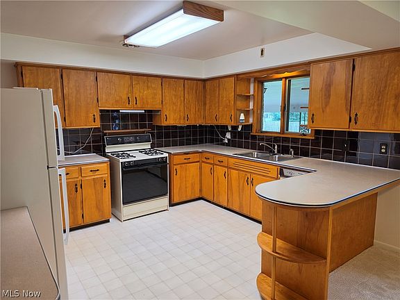 3rd image of 1459 Stepney St