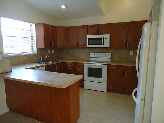 3rd image of 810 NW 106th Ave #B1-3