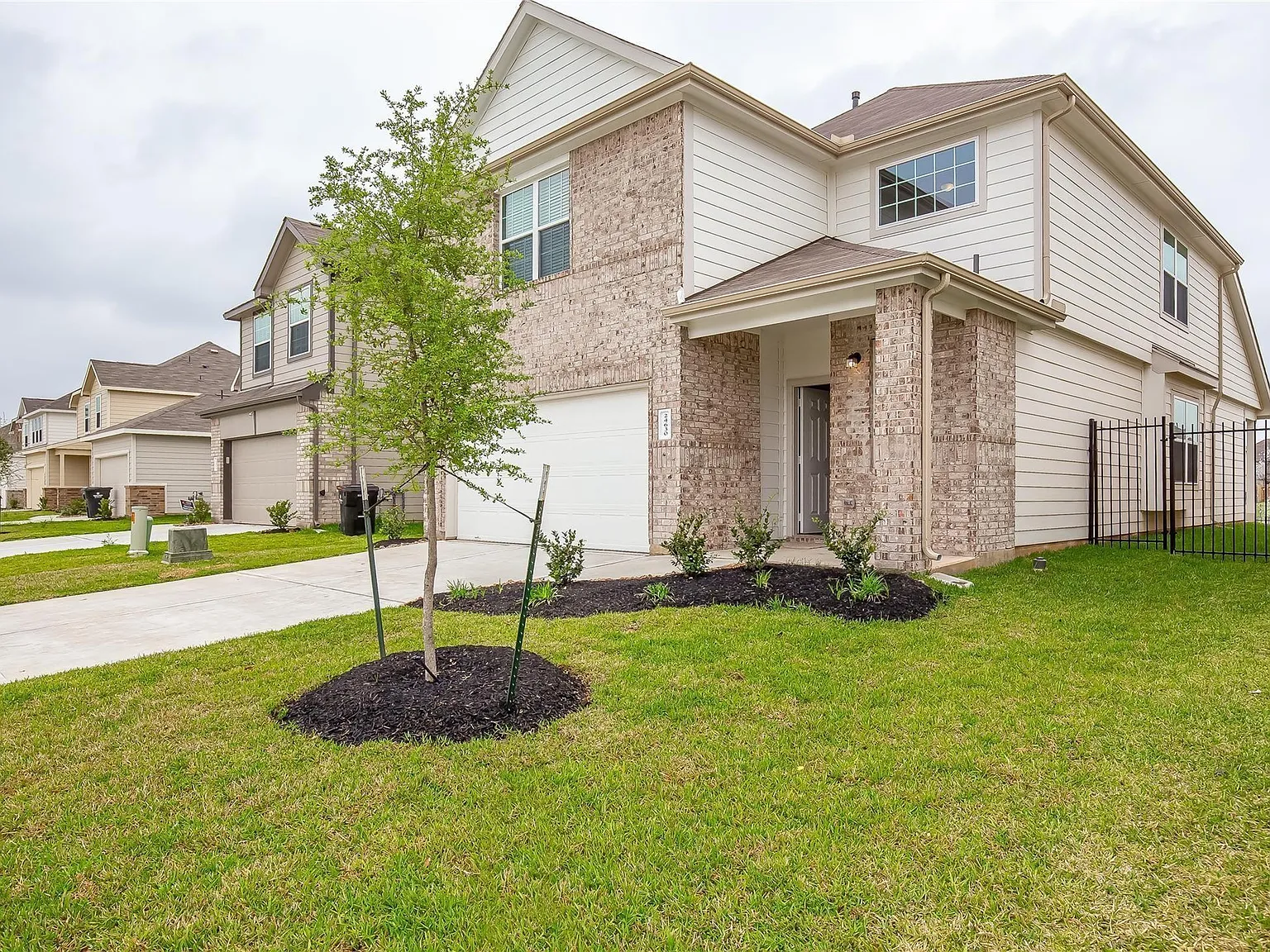4 bed, 2.5 bath, 2127 sqft, $2,600 — Photo 3