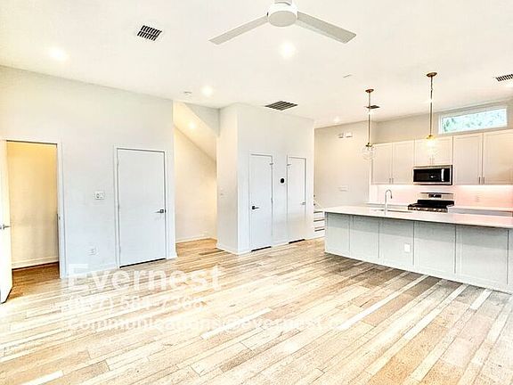 2nd image of 2528 N Fitzhugh Ave APT 101