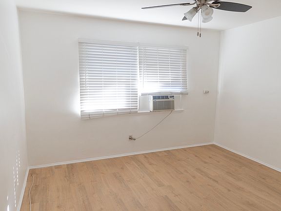 5th image of 13504 Victory Blvd #B