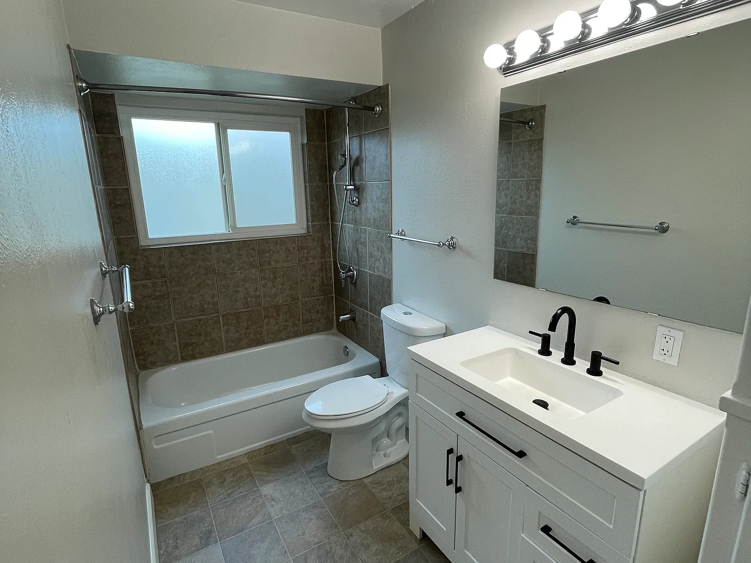 2 bed, 800 sqft, $1,815 — Photo 4