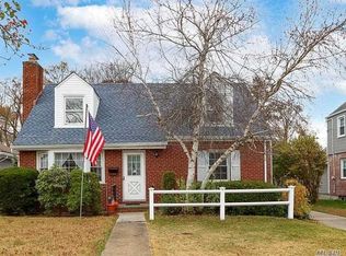 101 Henry Rd, Merrick, NY 11566