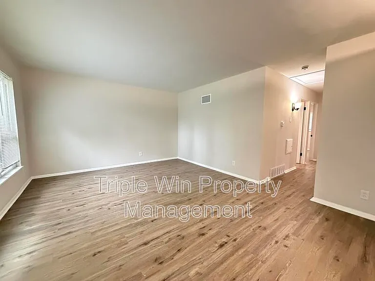 10805 Landseer Dr — Photo 8