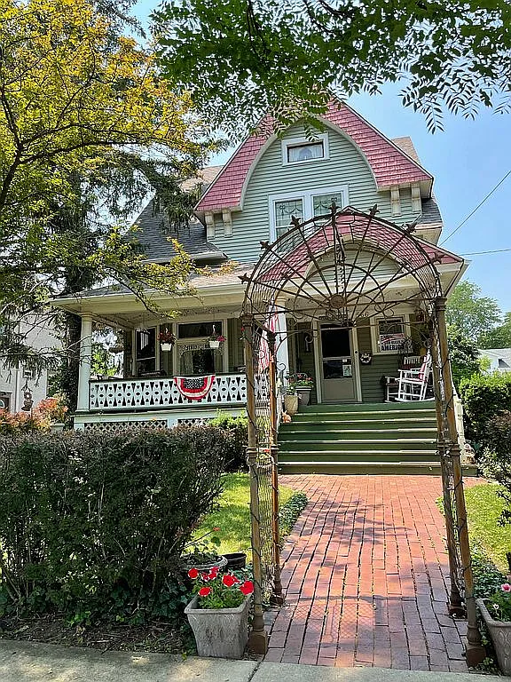 566 N Park Blvd photo 1