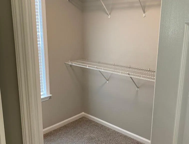 300 Greenview Ct — Photo 8