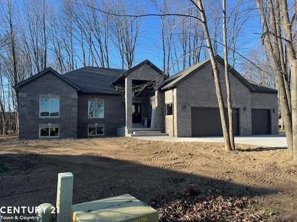 68335 Lake Angela Dr, Richmond, MI 48062