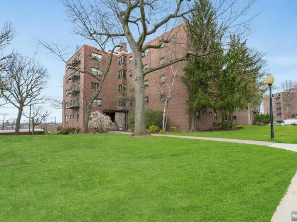 3021 Edwin Ave APT 2G, Fort Lee, NJ 07024
