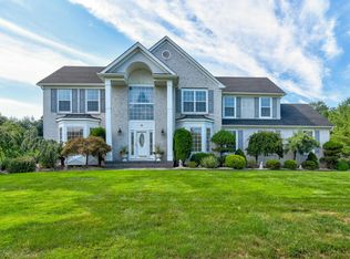12 Canterbury Way, Farmingdale, NJ 07727