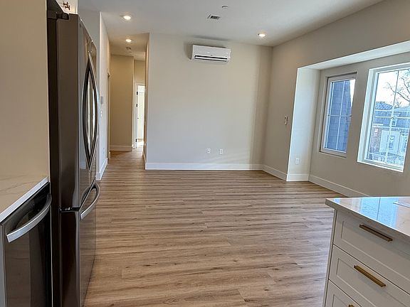 4th image of 476 Warren St #402