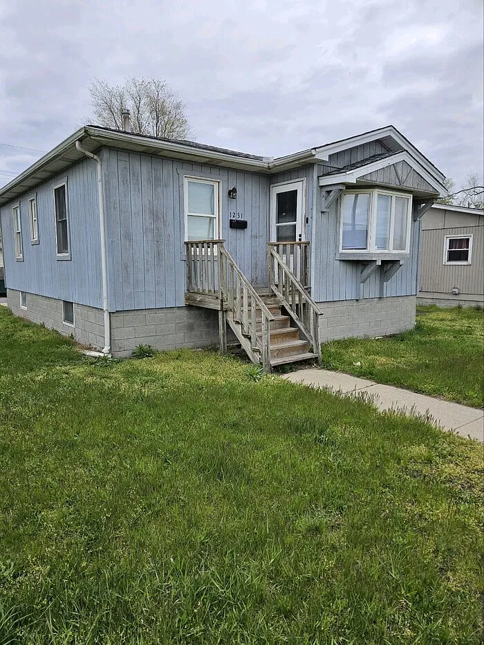 2 bed, 1.0 bath, 782 sqft, $1,300 — Photo 1