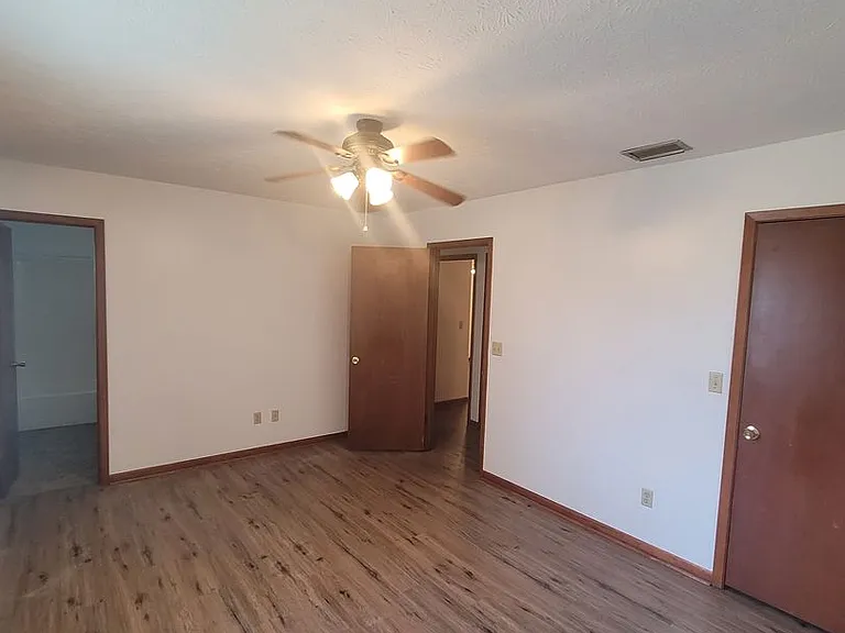 7709 Betty Louise Dr — Photo 9