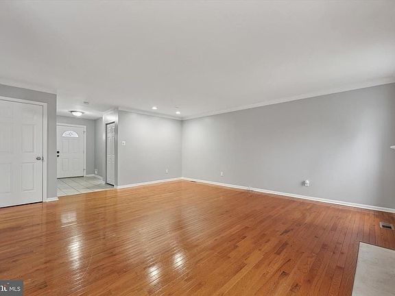5th image of 306 Manor Ln