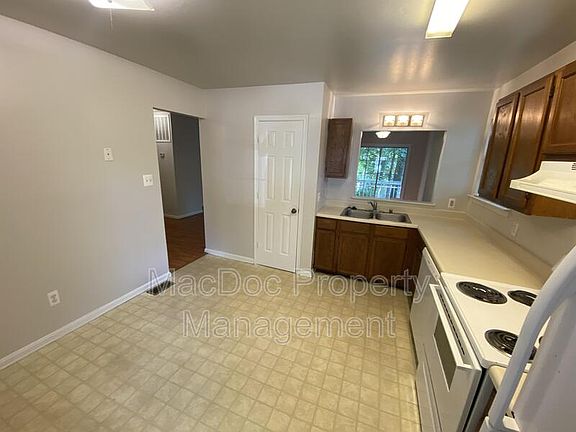 5th image of 10715 Crestwood Dr