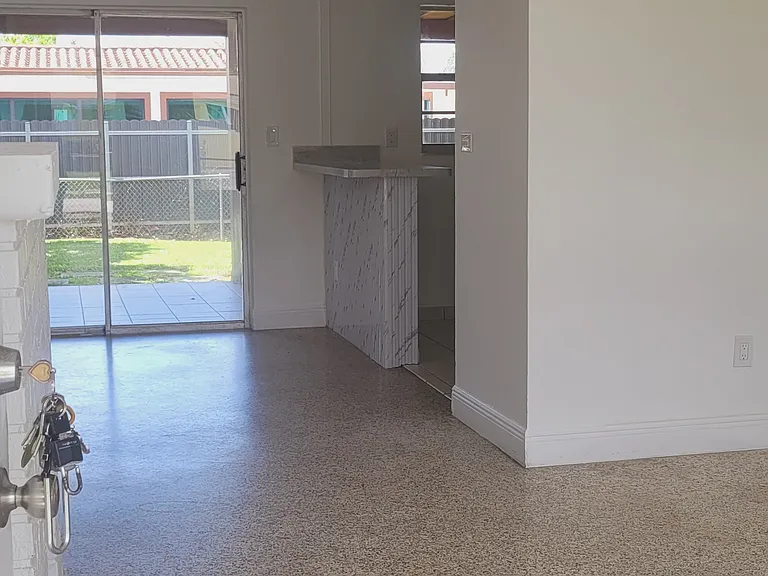 10472 SW 46th St — Photo 27