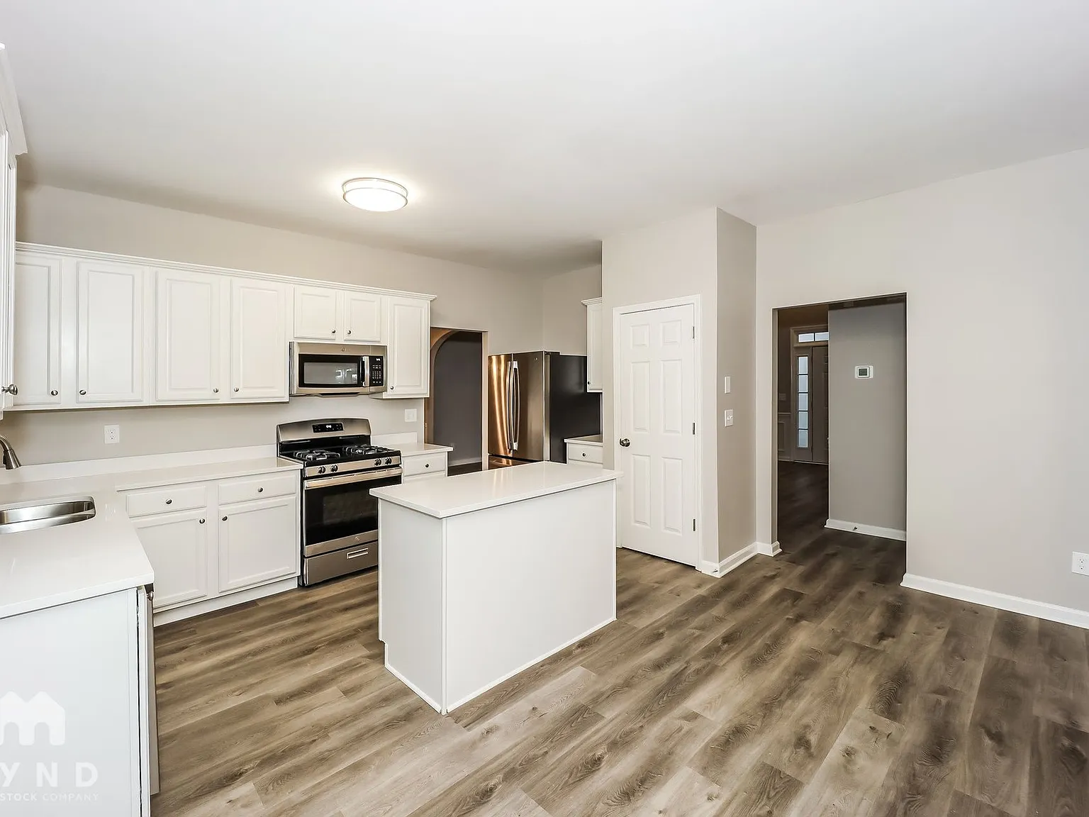 4 bed, 2.5 bath, 1972 sqft, $2,525 — Photo 3