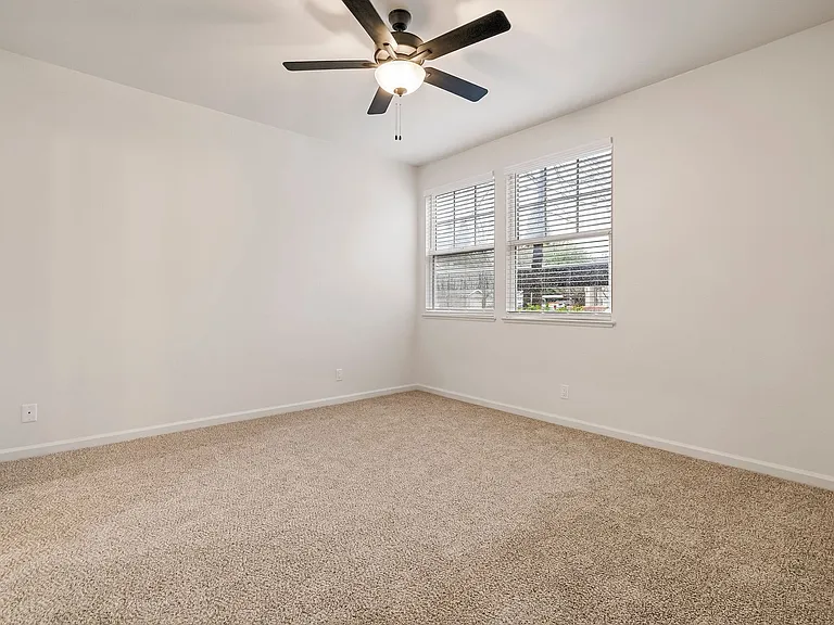 Sterling Oaks Luxury Apartments — Photo 76