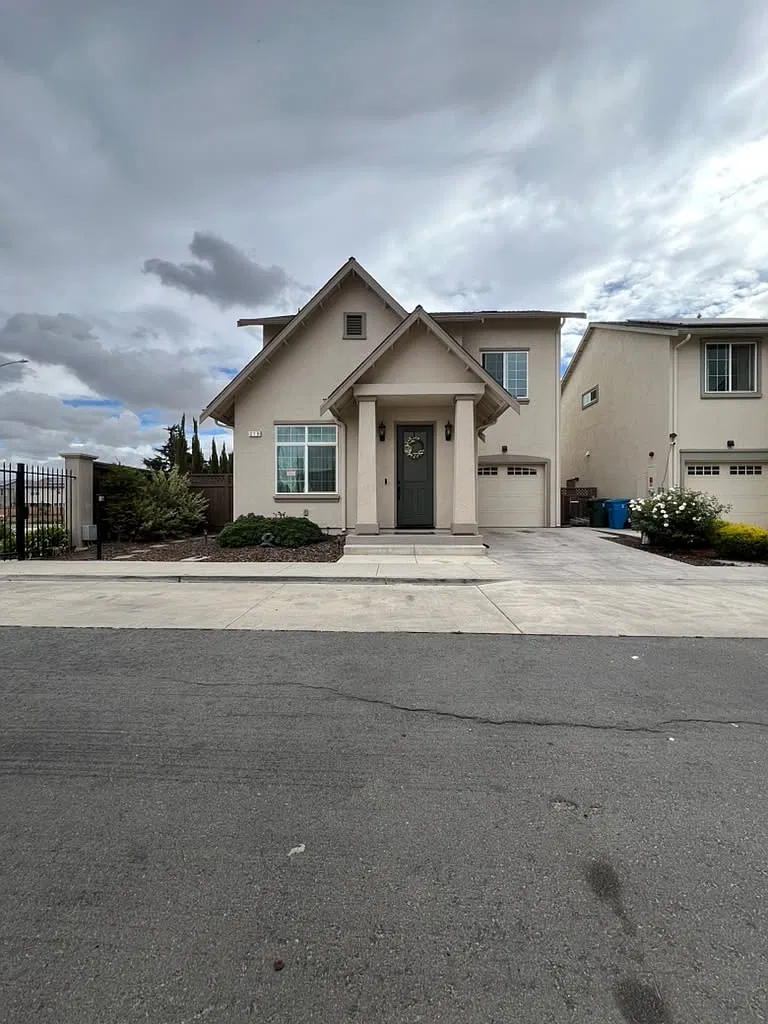 3 bed, 2.5 bath, 1375 sqft, $3,250 — Photo 1