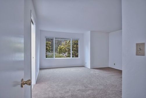 5th image of 652 Clarendon Ave