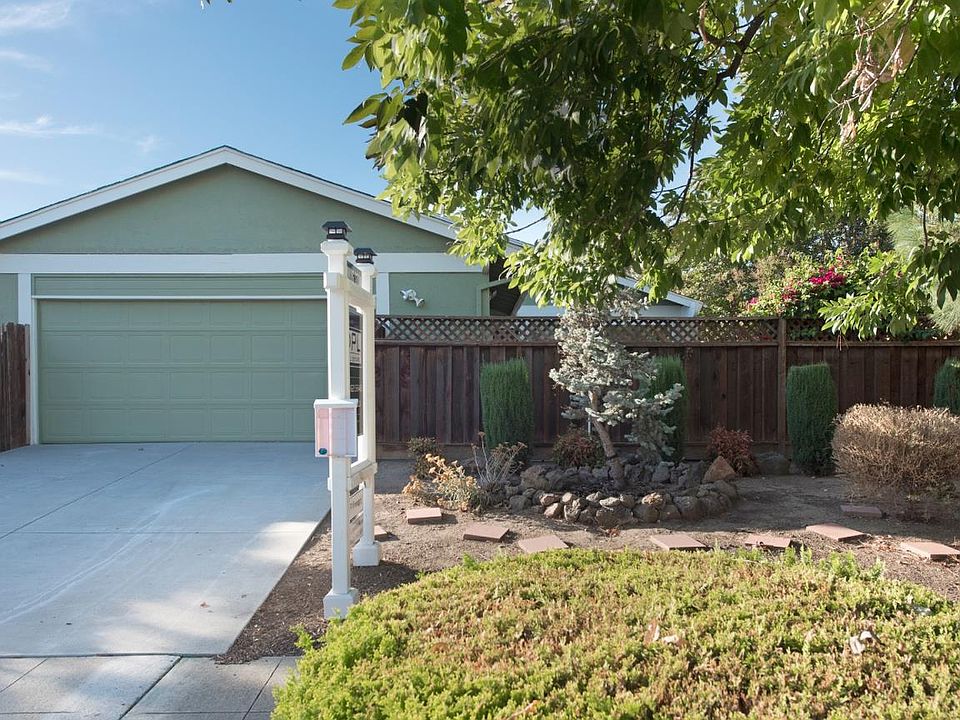 1st image of 215 Vineyard Dr