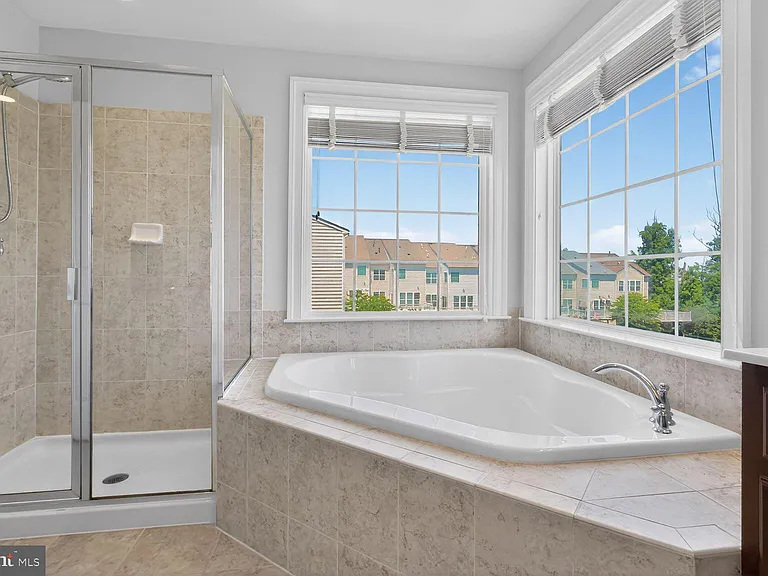 25450 Hopton House Ter — Photo 31