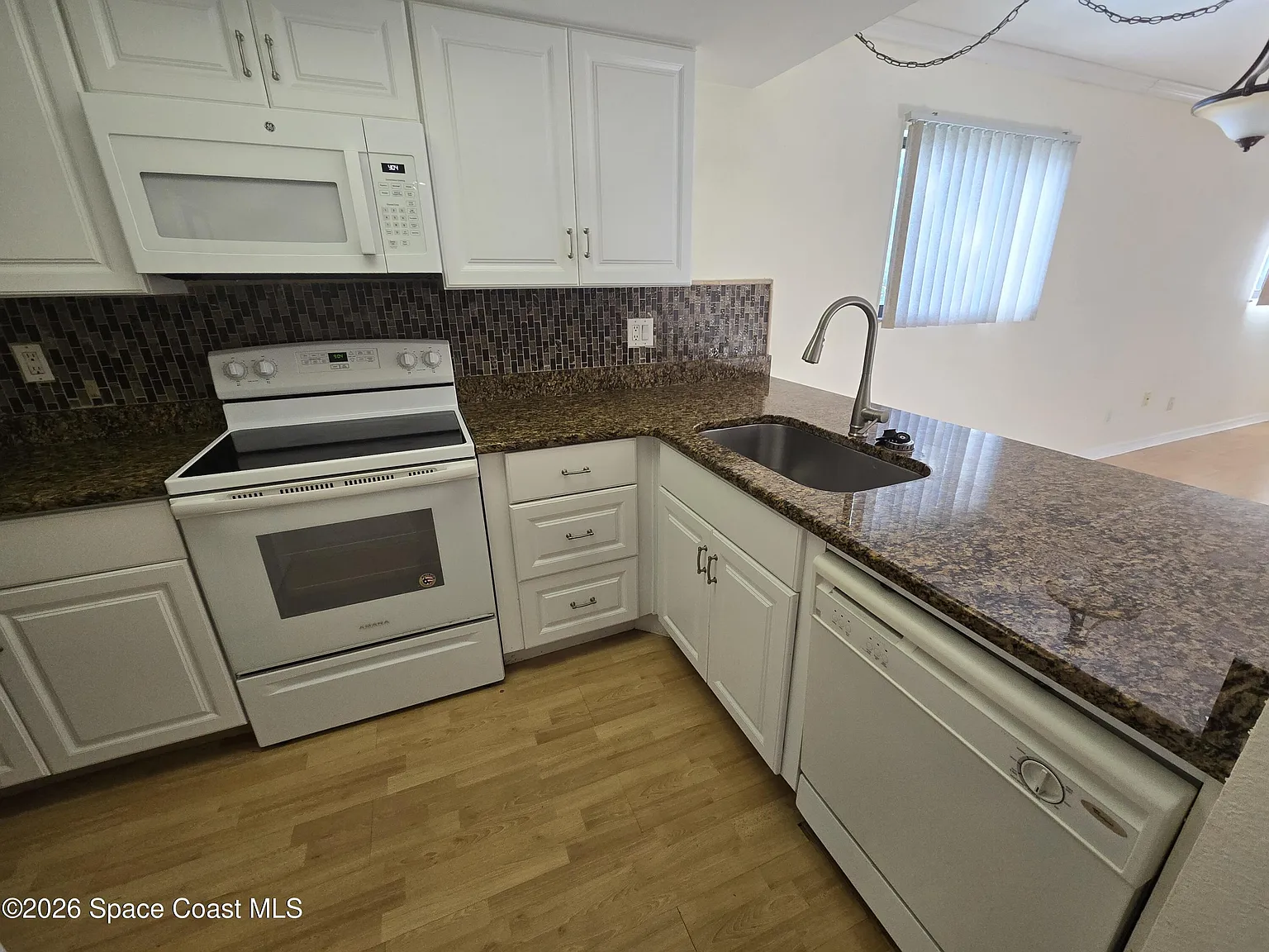 2 bed, 2.0 bath, 894 sqft, $1,550 — Photo 3