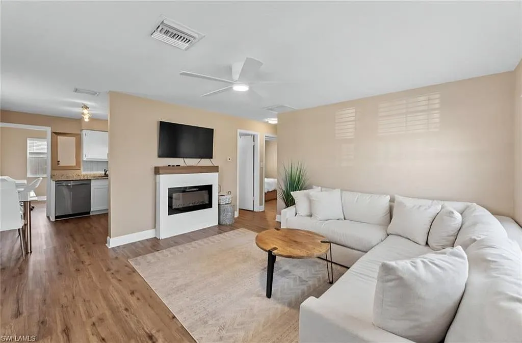 3 bed, 1.5 bath, 950 sqft, $2,300 — Photo 4