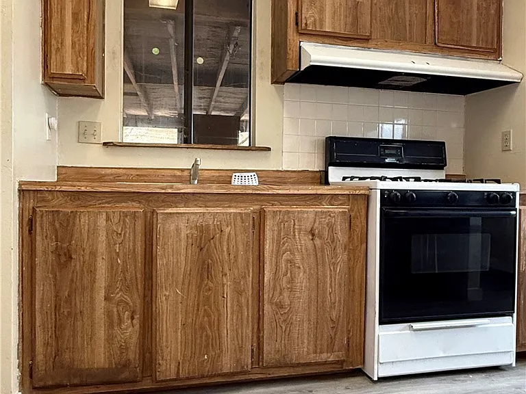 2040 Parkridge Ave — Photo 3