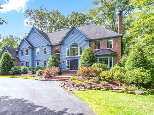 17496 Lakesedge Trl, Chagrin Falls, OH 44023